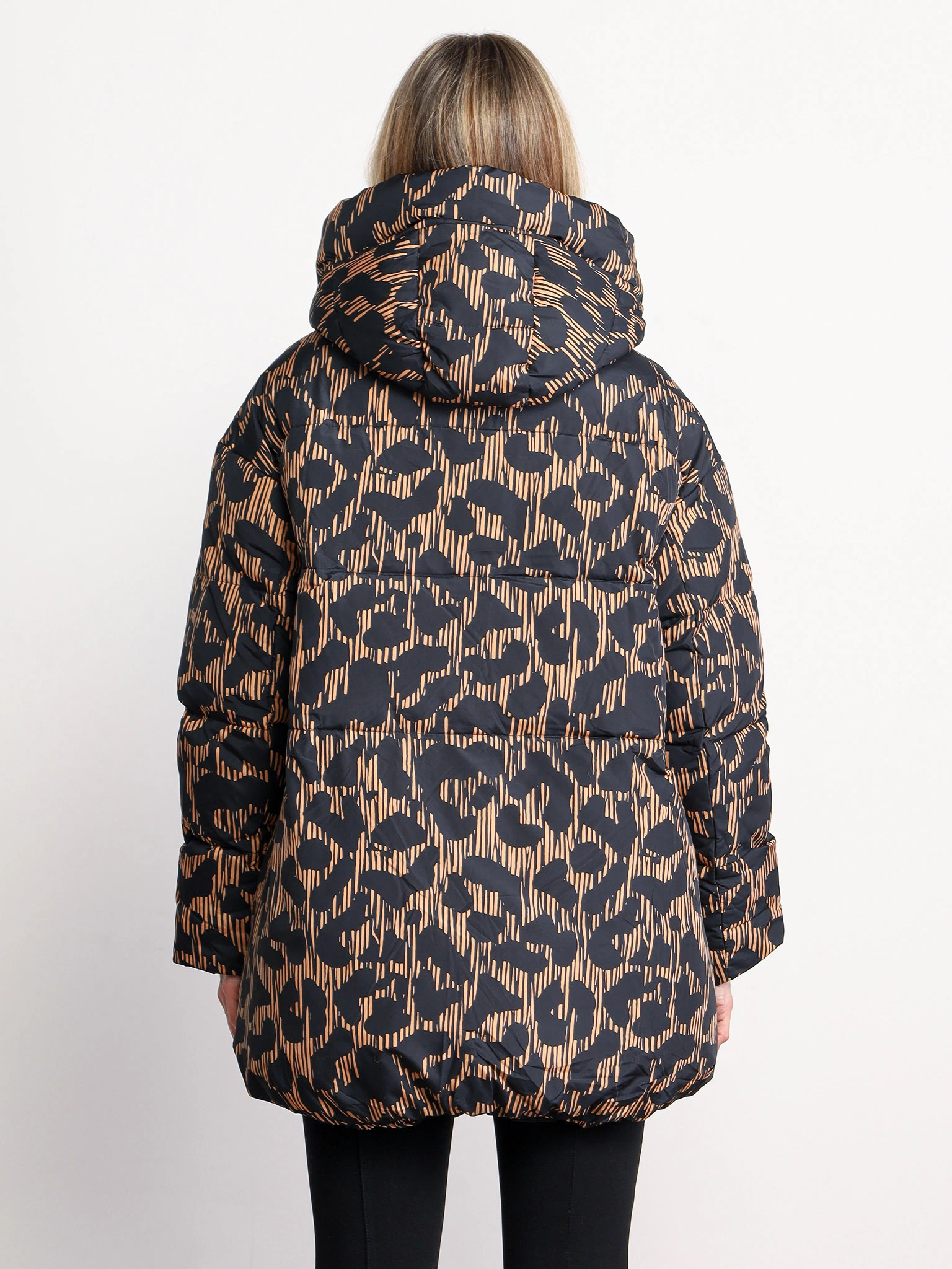 Пуховик с абстрактным принтом коричневого цвета с капюшоном